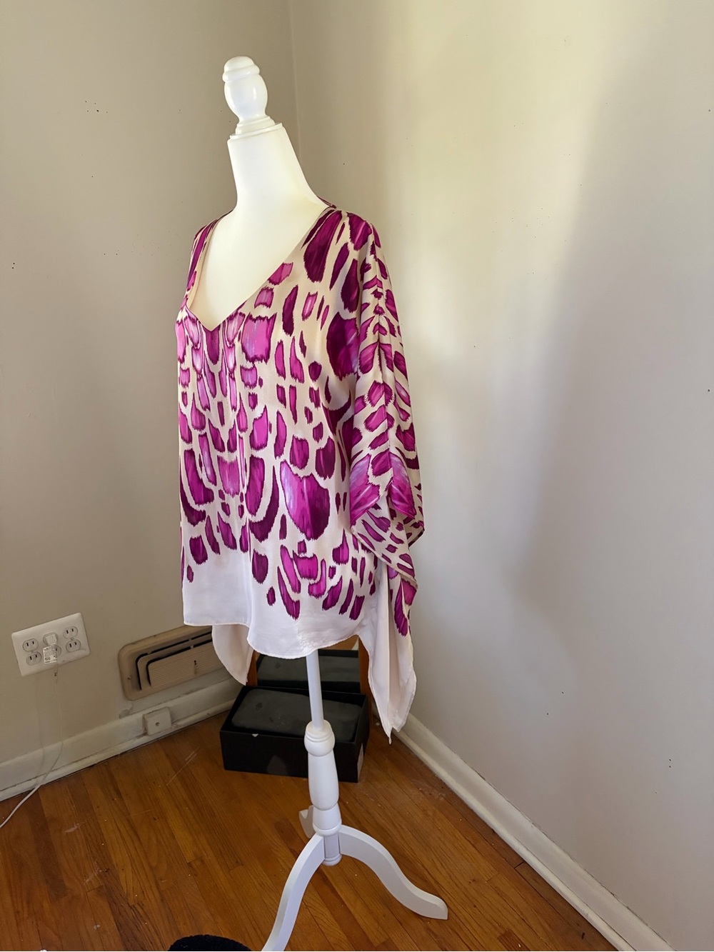 Dana Buchman fuchsia and beige V-Neck flowy blouse